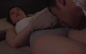 3 ngày chồng đi công việc, cô vợ ở nhà nữa đêm bị bố chồng yêu mò vào phòng