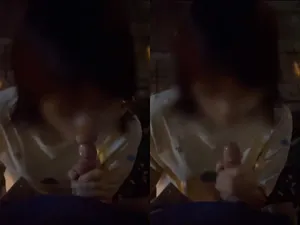 Cởi quần bắt ghệ kính cận liếm cu