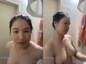 Gái vú bự, vừa call với eny vừa tắm