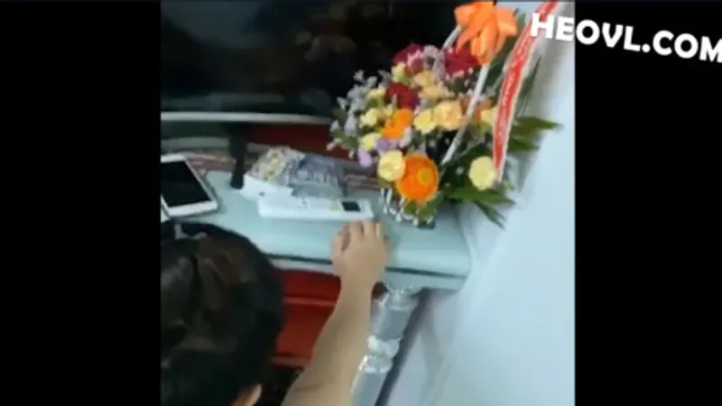 Không chịu đi tắm vì dâm dục quá cần địt luôn !