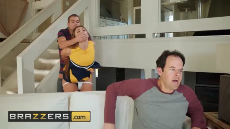 Bé ngoan bị gấu mà không hay biết