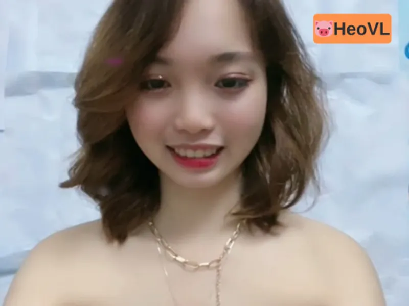 Học sinh nữ cấp 3 quay cận cảnh cái lỗ lồn to hồng hào