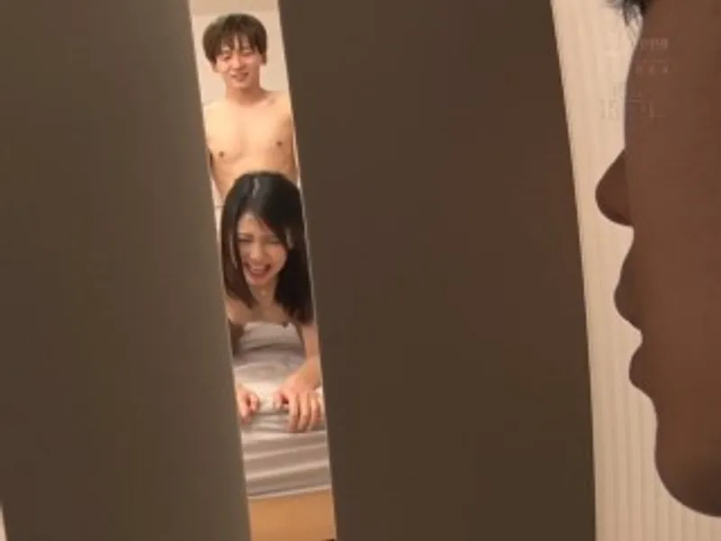 Thanh niên đang lén lút với chị gần nhà thì anh người chồng về...