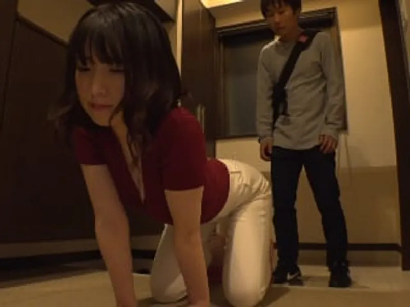 Chồng yêu lo làm việc, cô vợ ở nhà vụng trộm với cậu thanh niên phòng bên