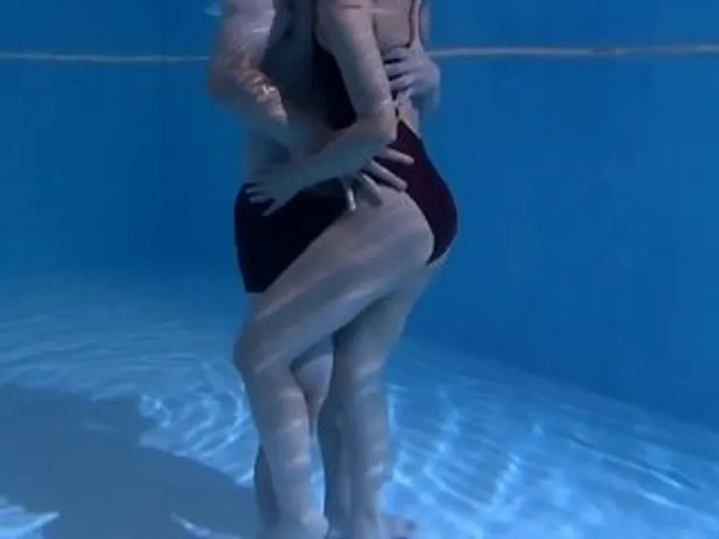 Người chồng lạnh nhạt, bà xã vụng trộm với hlv dạy bơi