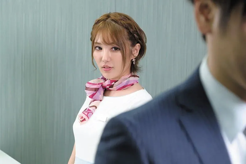 Cô lễ tân quyến rũ sếp: “tiền bối ơi em quan hệ em có sướng hơn vợ yêu anh ?”