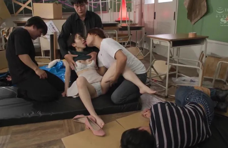 Giúp đỡ cậu anh yêu bị bắt nạt, học sinh nữ dính vào đám côn đồ biến thái