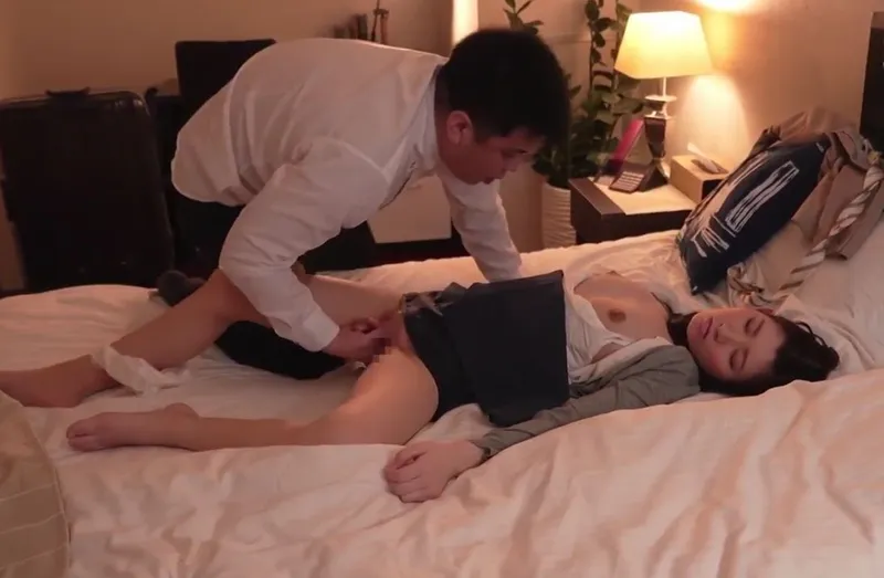 Biết em thư ký sắp kết hôn, quản lý chuốc thuốc mê đụ cô nàng cả đêm trong chuyến công tác