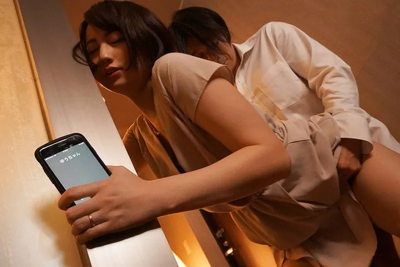 Người vợ đi họp lớp rồi chịch với nyc mặc cho gã chồng ở nhà chờ