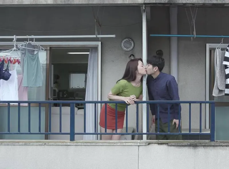 Tiếng rên của chị gần nhà cạnh bên và cậu thanh niên được lái máy bay