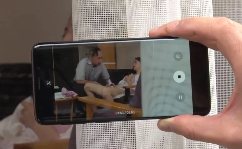 Vợ của con trai gian díu với bố anh xã bị gã sếp khu phố phát hiện