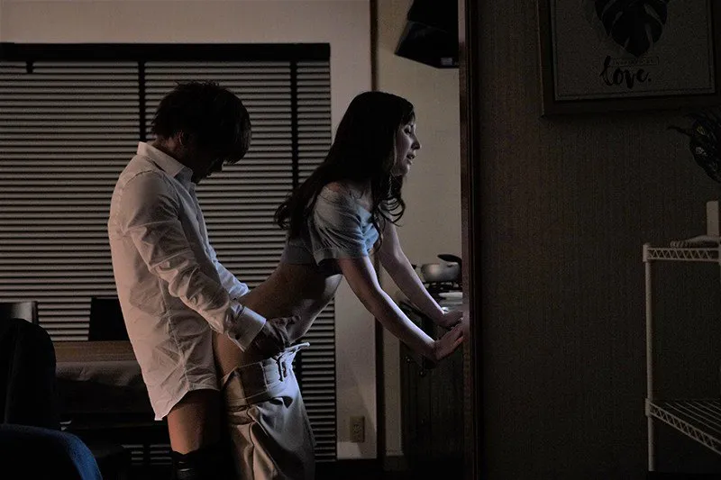 Cấp trên đi công việc, cậu nhân viên đến nhà địt cô vợ ông ấy