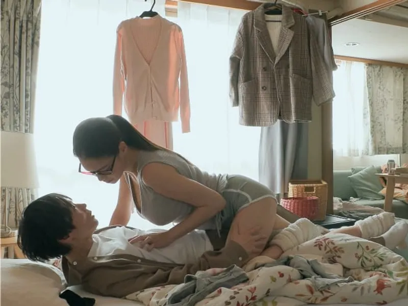 được chị nhà đối diện "an ủi" khi người tình đi ngoại tình